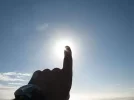 Tapar el sol con un dedo.webp
