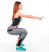 como-hacer-sentadillas-correctamente-para-mujeres-chica-perfil.webp