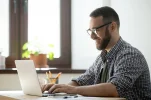 trabajar-desde-casa-como-asistente-virtual.webp