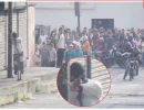 Manifestante disparando.webp