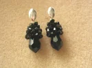 normal_pendientes_negros_gotas.webp