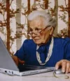 viejita-usando-computadora-300x350.webp