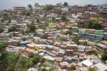 42701111-las-pequeñas-casas-de-colores-de-madera-en-el-barrio-pobre-de-caracas-se-cubren-las-...webp