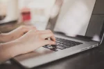 escribiendo-portatil.webp escribiendo-portatil.webp