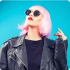 Screenshot_2021-03-17 Hermosa mujer vistiendo peluca rosa.webp
