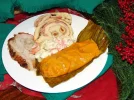 Hallaca-Principal-servida-junto-con-pernil-ensalada-y-pan-de-jamon1.webp
