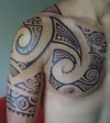 tattoo-maori-pecho-hombro.webp