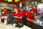 empleados-McDonalds-formacion-academica-concluida_ELFIMA20130628_0031_1.webp