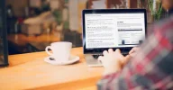 hombre-escribiendo-en-su-laptop-con-una-taza-de-cafe11.webp