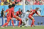 Leo-messi-rodeado-de-cuatro-ju_54411604750_54115221152_960_640.webp