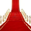 8234400-alfombra-roja-a-las-escaleras-llenas-de-pilares-de-oro-sobre-un-fondo-blanco.webp