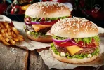 34282394-dos-hamburguesas-en-los-bollos-de-s%u0025C3%u0025A9samo-con-suculentas-empanadas-de-...webp